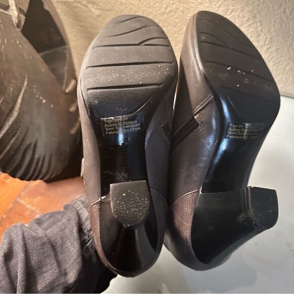 Clark's Bendable Size 9 Chunky Heeled Leather Ankle Booties in Taupe - Picture 2 of 8